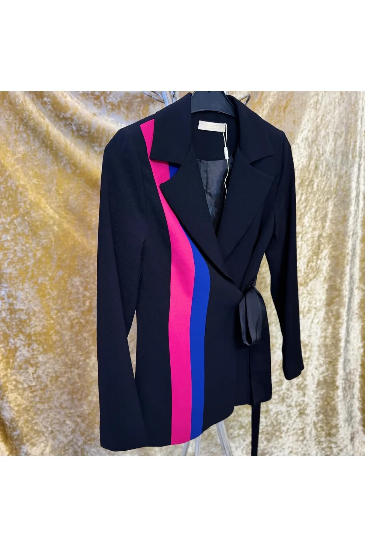 Renk Şeritli Siyah Blazer – Modern & Enerjik