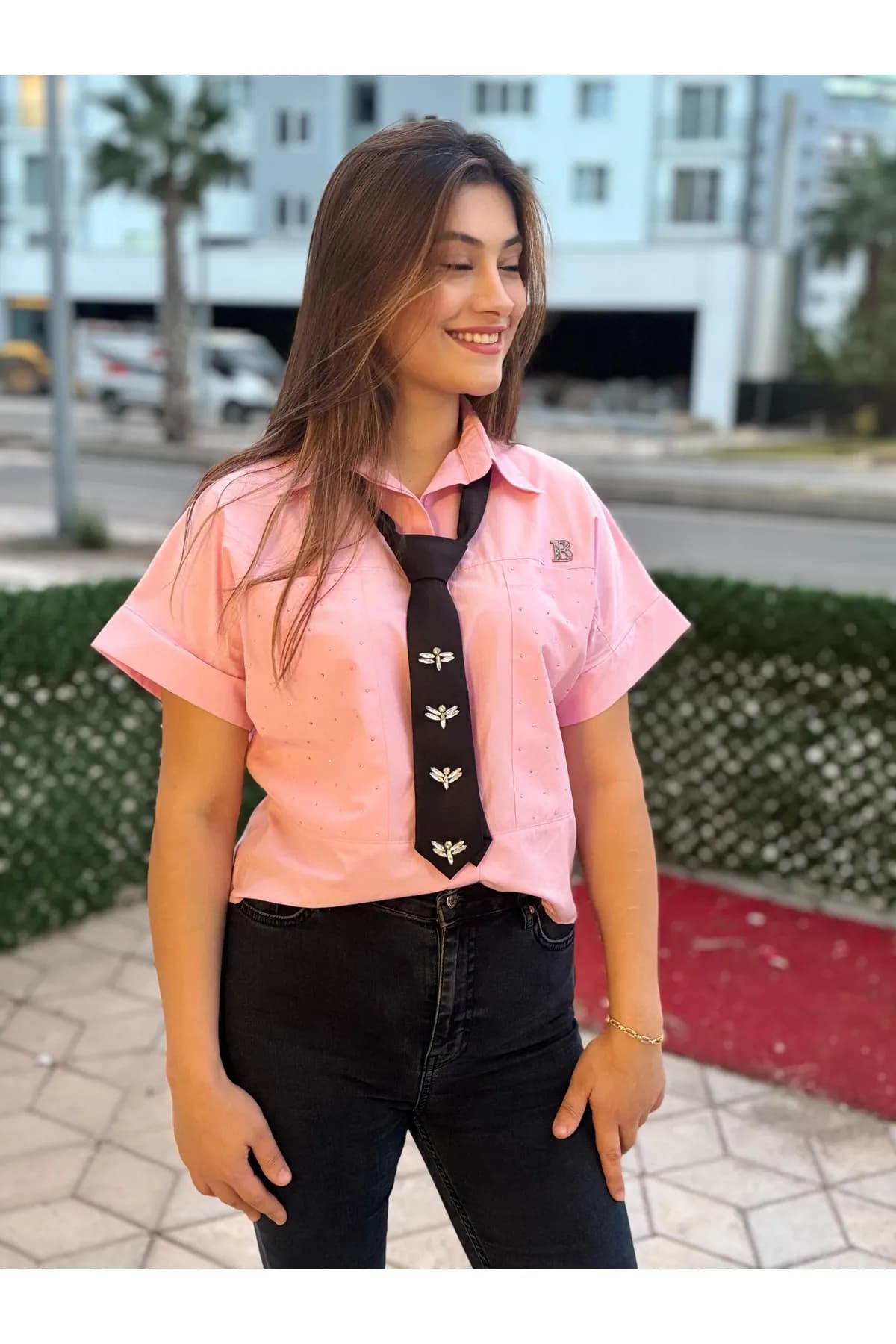 Taş Arma Detaylı Pembe Crop – Casual Chic