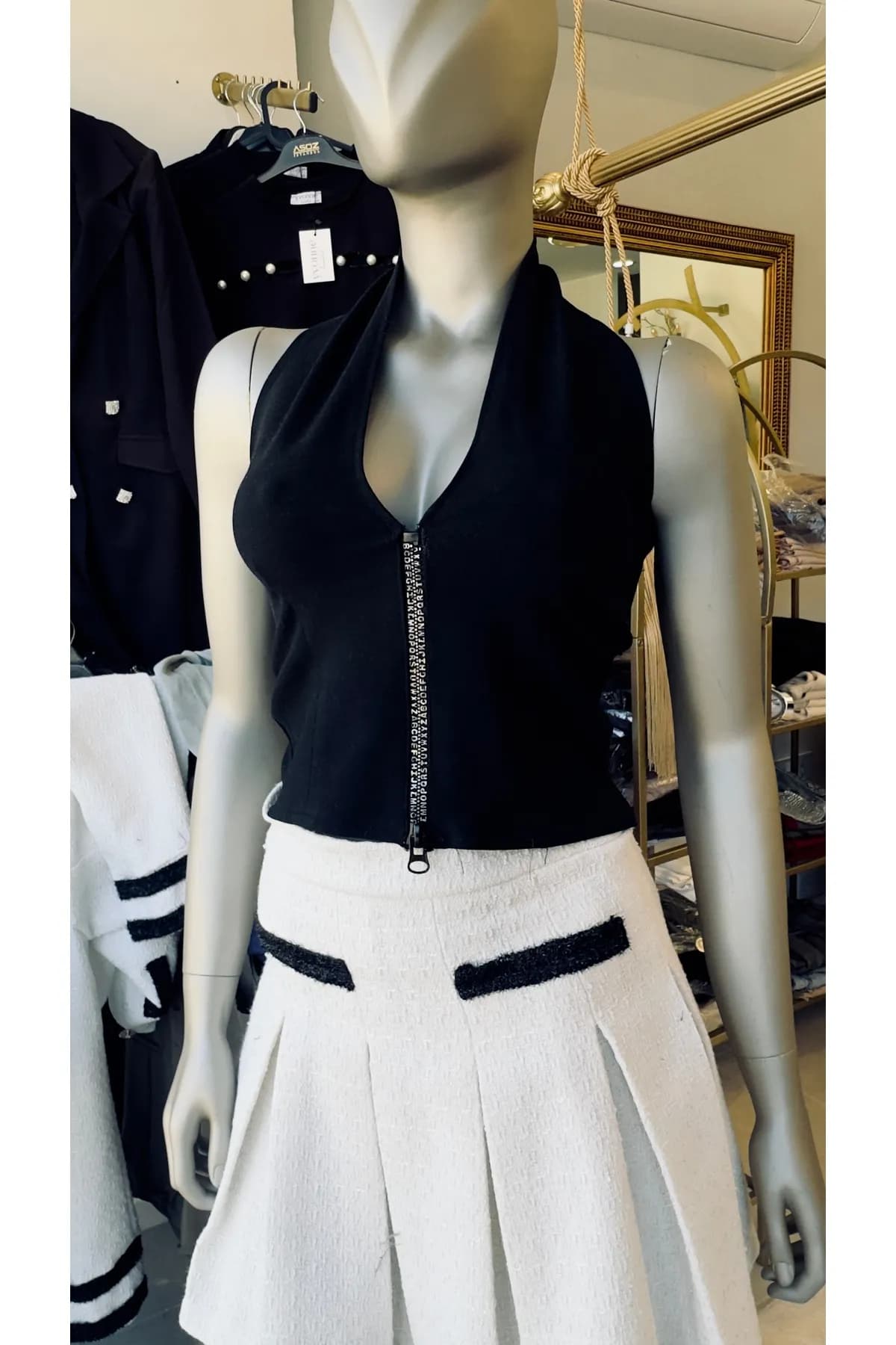 Siyah Halter Yaka Fermuar Detaylı Özel Tasarım Crop Top — görsel 2