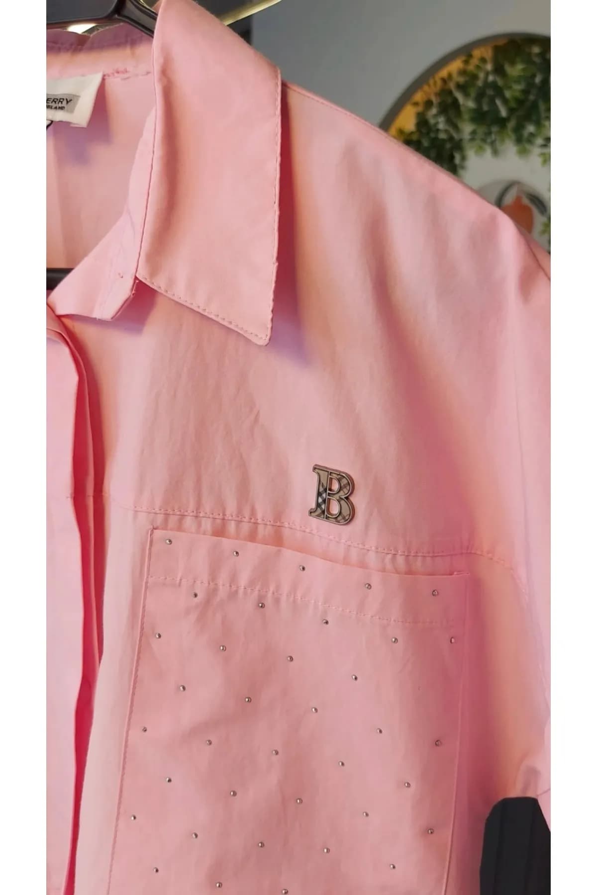 Taş Arma Detaylı Pembe Crop – Casual Chic — görsel 3