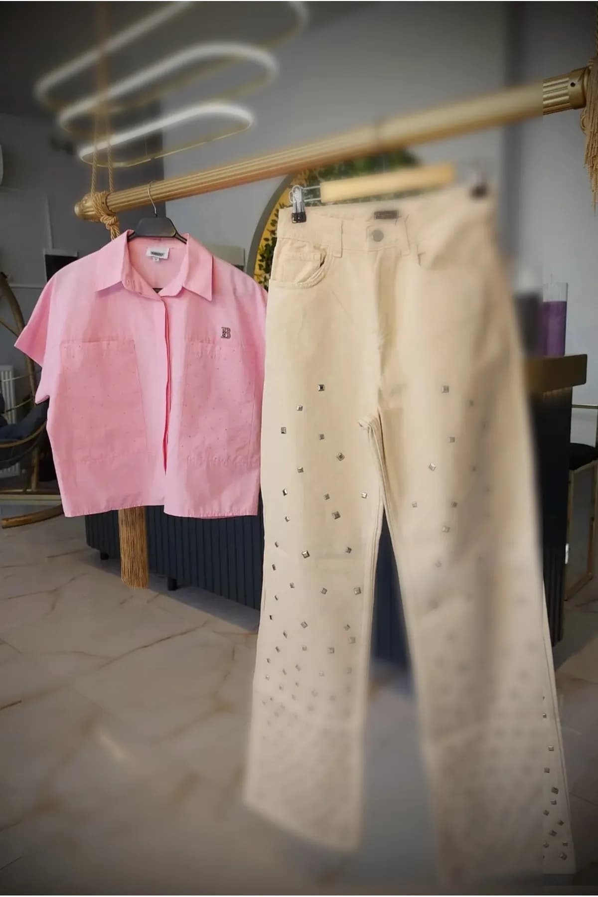 Taş Arma Detaylı Pembe Crop – Casual Chic — görsel 4