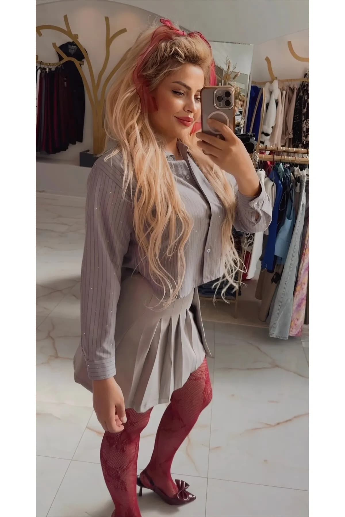 Taş İşlemeli Gri Şık Gömlek – Lüks Çizgili Stil — görsel 2