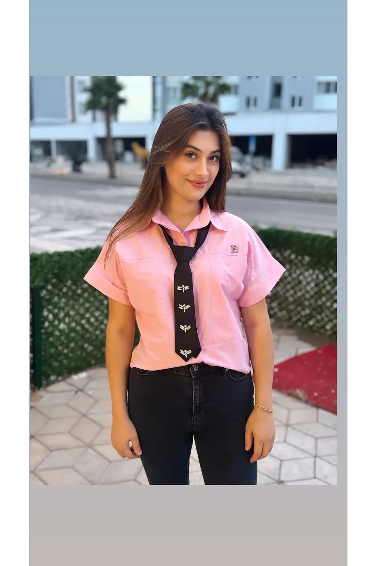 Taş Arma Detaylı Pembe Crop – Casual Chic — görsel 2