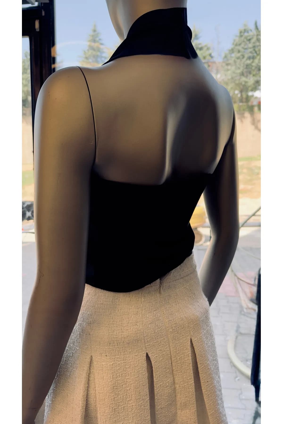 Siyah Halter Yaka Fermuar Detaylı Özel Tasarım Crop Top — görsel 3